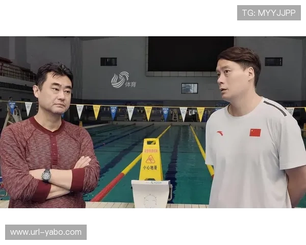 场边教练大衣被风吹走,球员捡回引笑声