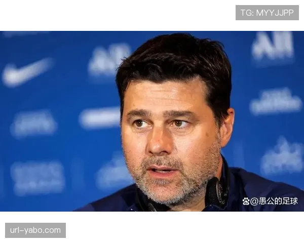 特写：训练场边的波切蒂诺，如何用平板电脑向年轻球员讲解逼抢时机